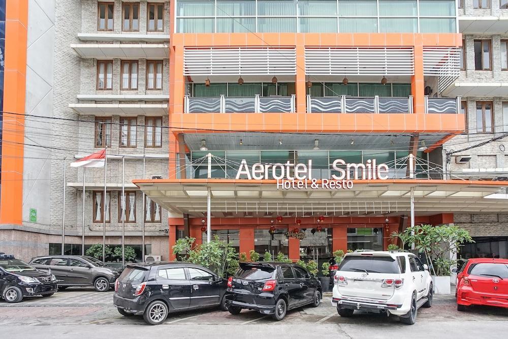 Aerotel Smile Losari Makassar Exteriör bild